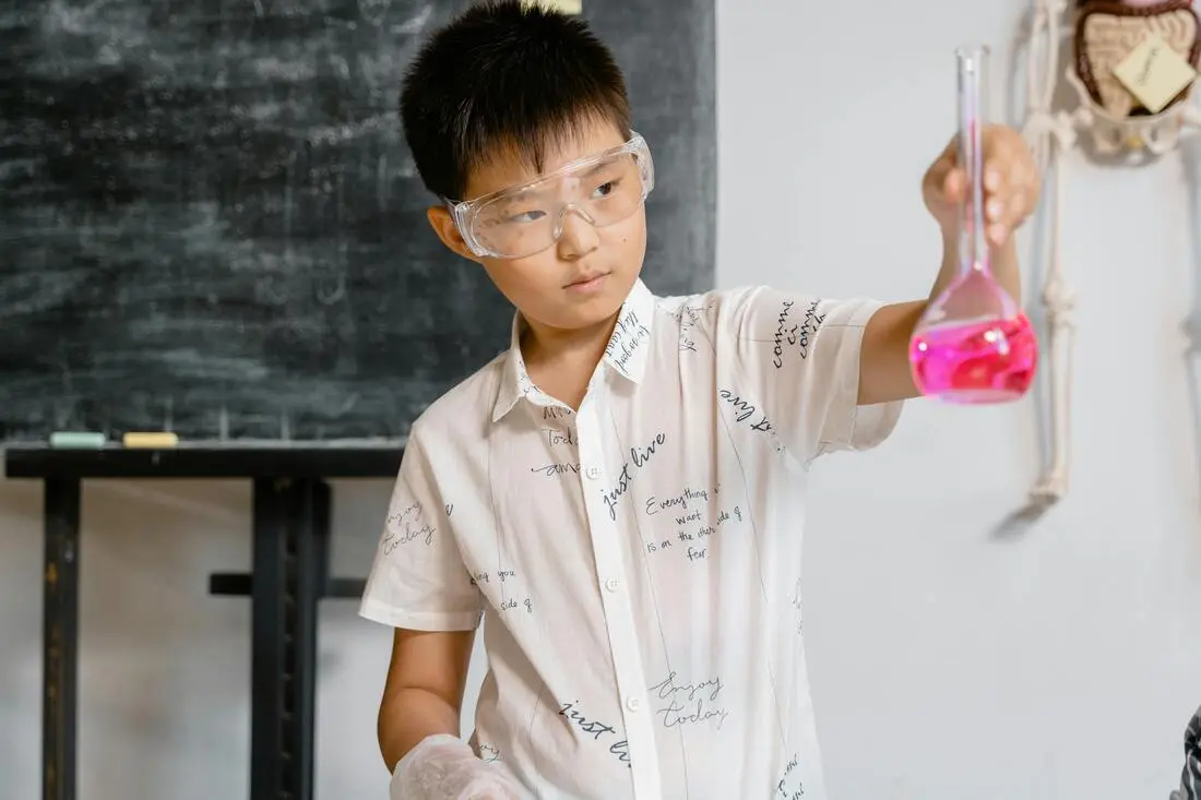 Science tuition in Singapore - Students learning with experienced tutors