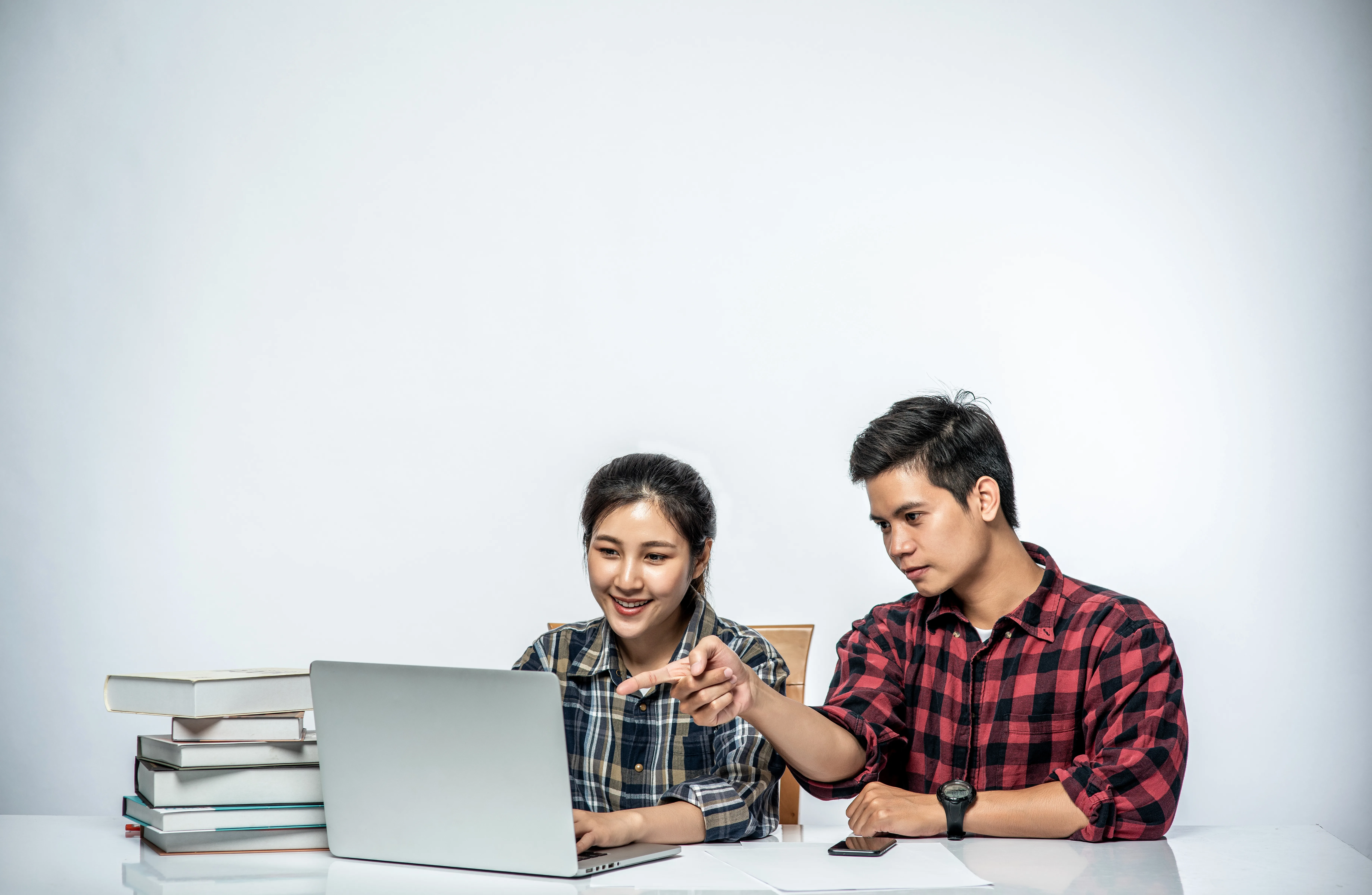 Secondary school tuition in Singapore - Students learning with experienced tutors